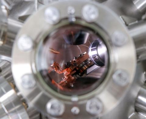 UHV system for photoemission and surface analysis - SPECS