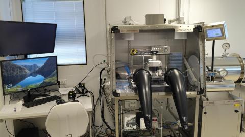 Glovebox with transfer stage
